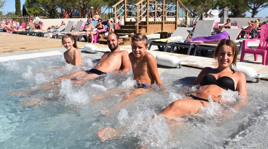 Camping Le Mas Des Lavandes à Valras Plage : spa et piscines